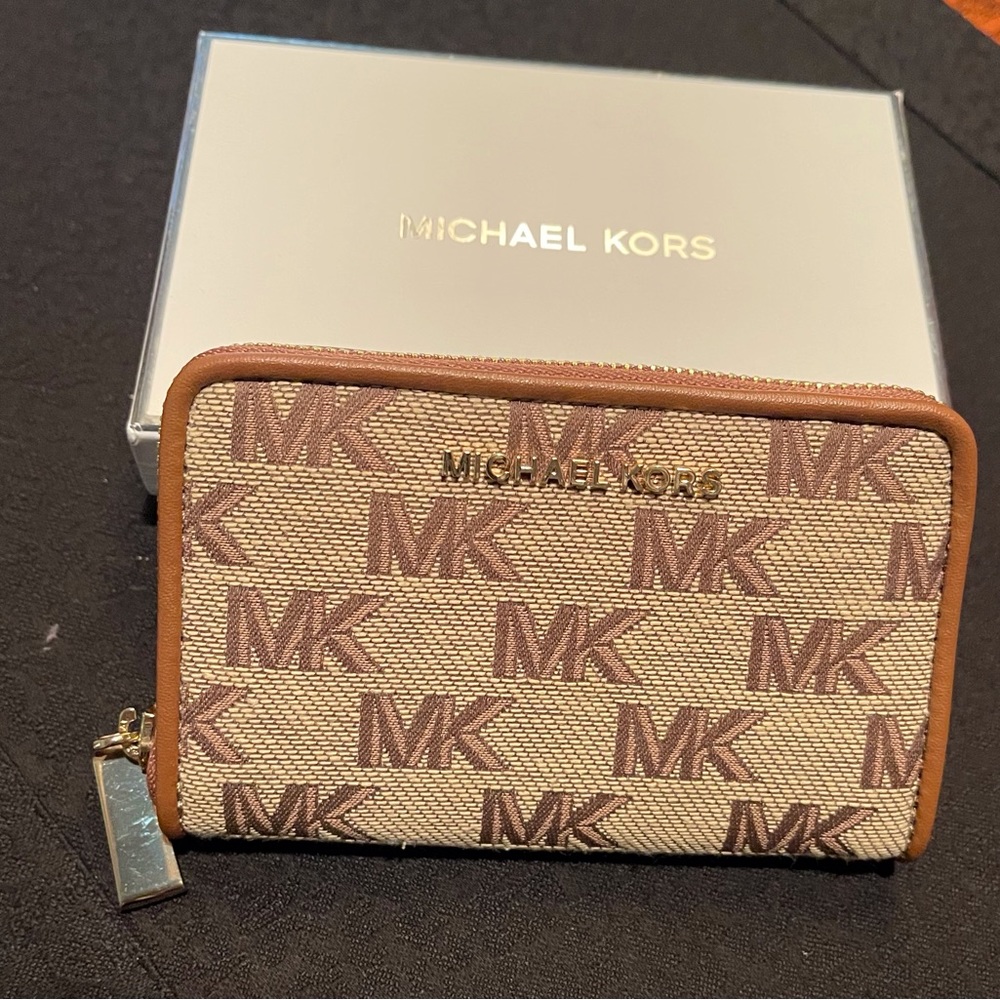 MICHAEL KORS-GREAT GIFT! NEW IN BOX! Jet Set zippered card holder. Neutral.